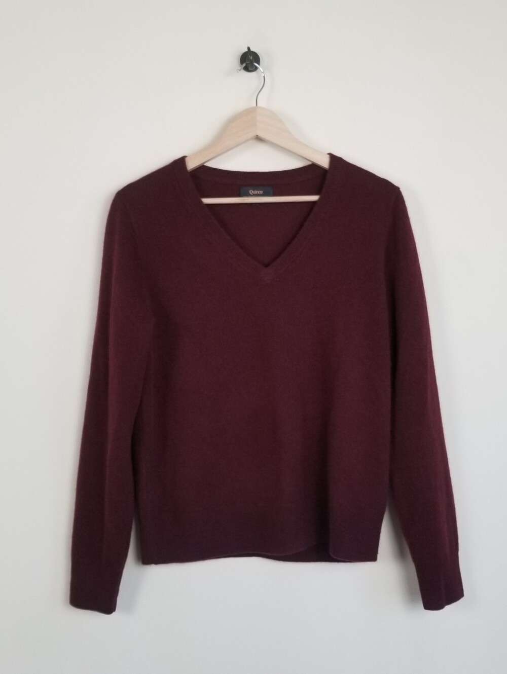 Quince Cashmere V-Neck Sweater Medium